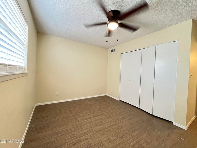 Foto del edificio - 11016 Pebble Hills Blvd