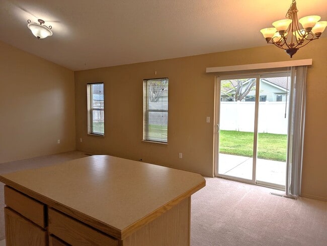 Building Photo - Spacious 4 bedroom home