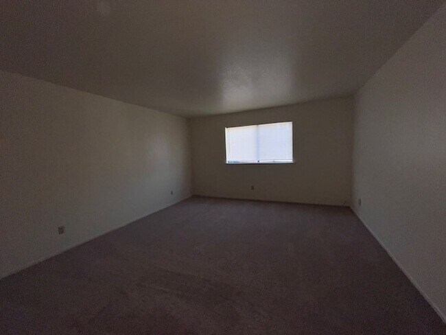 Foto del edificio - Freshly painted home with new carpet. 3 Ca...