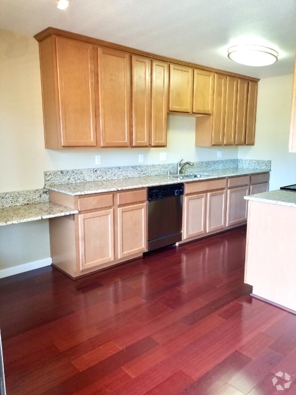 Building Photo - 300 Glenwood Cir