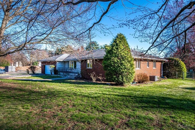 Building Photo - 5 Hemlock Dr