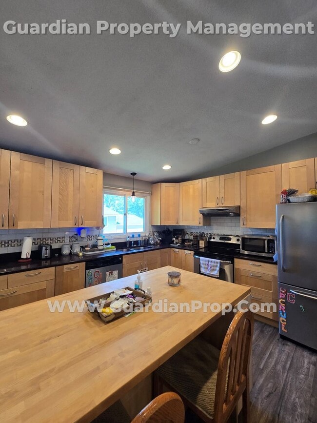 Building Photo - Split Level Home in Roseville Available 8/...