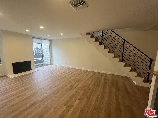 Foto del edificio - 960 N San Vicente Blvd