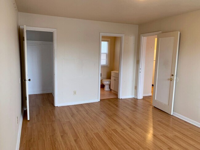 Foto del edificio - Bright One bedroom Woodlawn Apartment