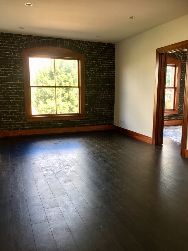Building Photo - 1305 Ingraham St