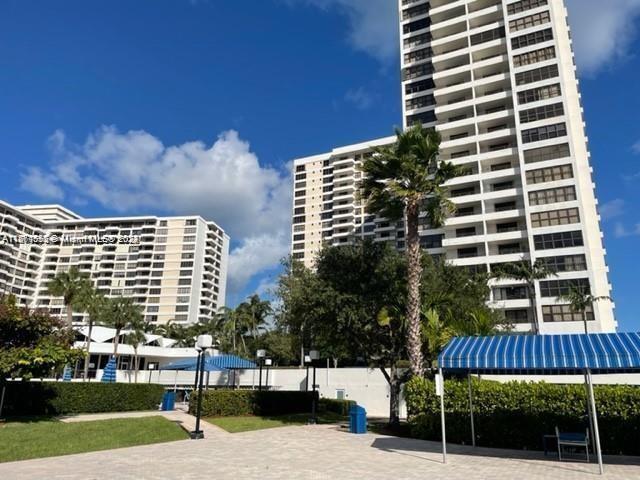 Building Photo - 2500 Parkview Dr