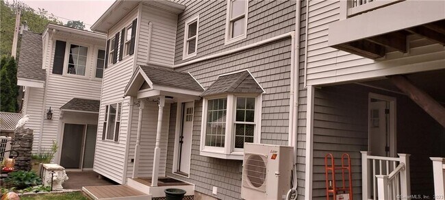 Building Photo - 18 Bloomfield Dr