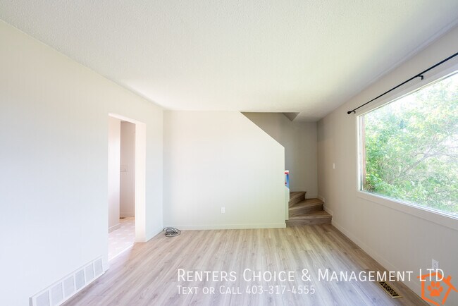 Photo du bâtiment - Pet Friendly Half Duplex with Fenced Yard in Claresholm
