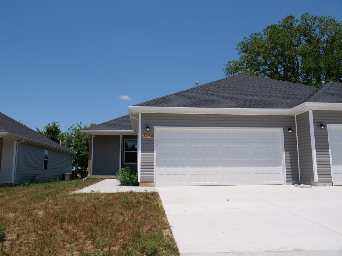 Primary Photo - 3 bedroom duplex Aurora, MO