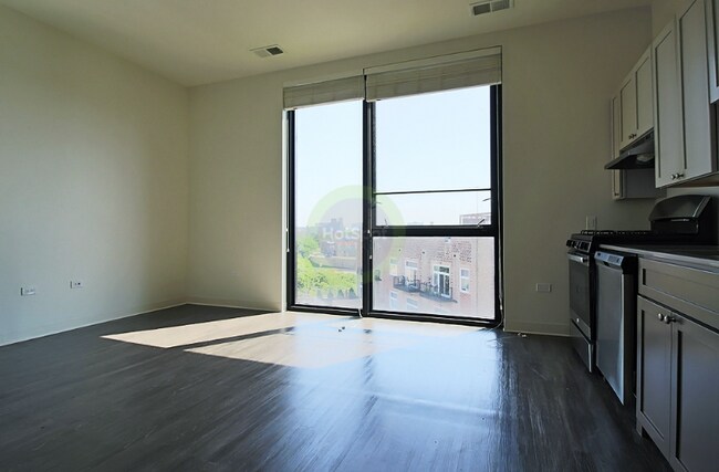 Foto del edificio - 835 N Milwaukee Ave