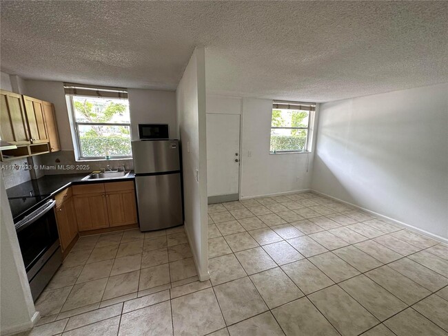 Building Photo - 1801 S Treasure Dr