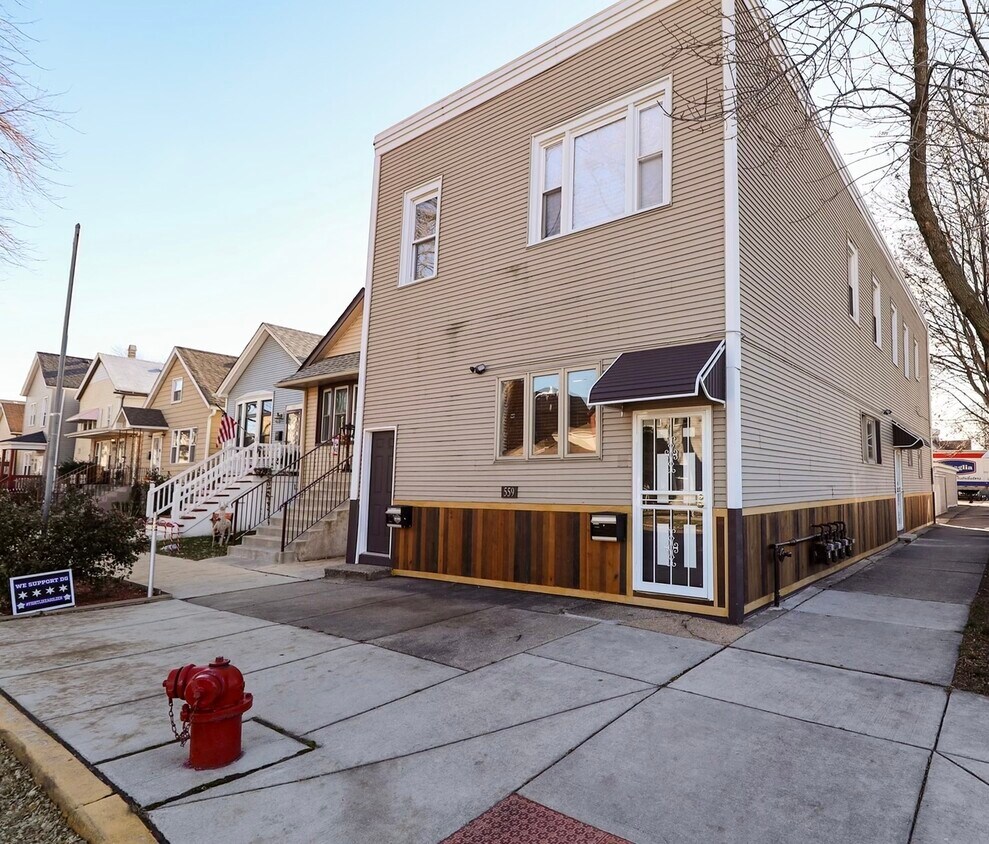 Foto principal - 559 W 42nd Pl