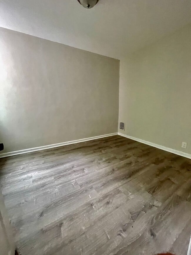 Building Photo - Newly Updated 3 Bedroom Available Now