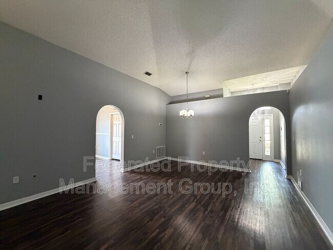 Foto del edificio - 7327 High Bluff Rd N