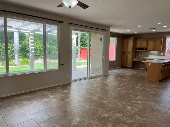 Building Photo - 4 bed Paseo del Sol Home with Downstairs B...