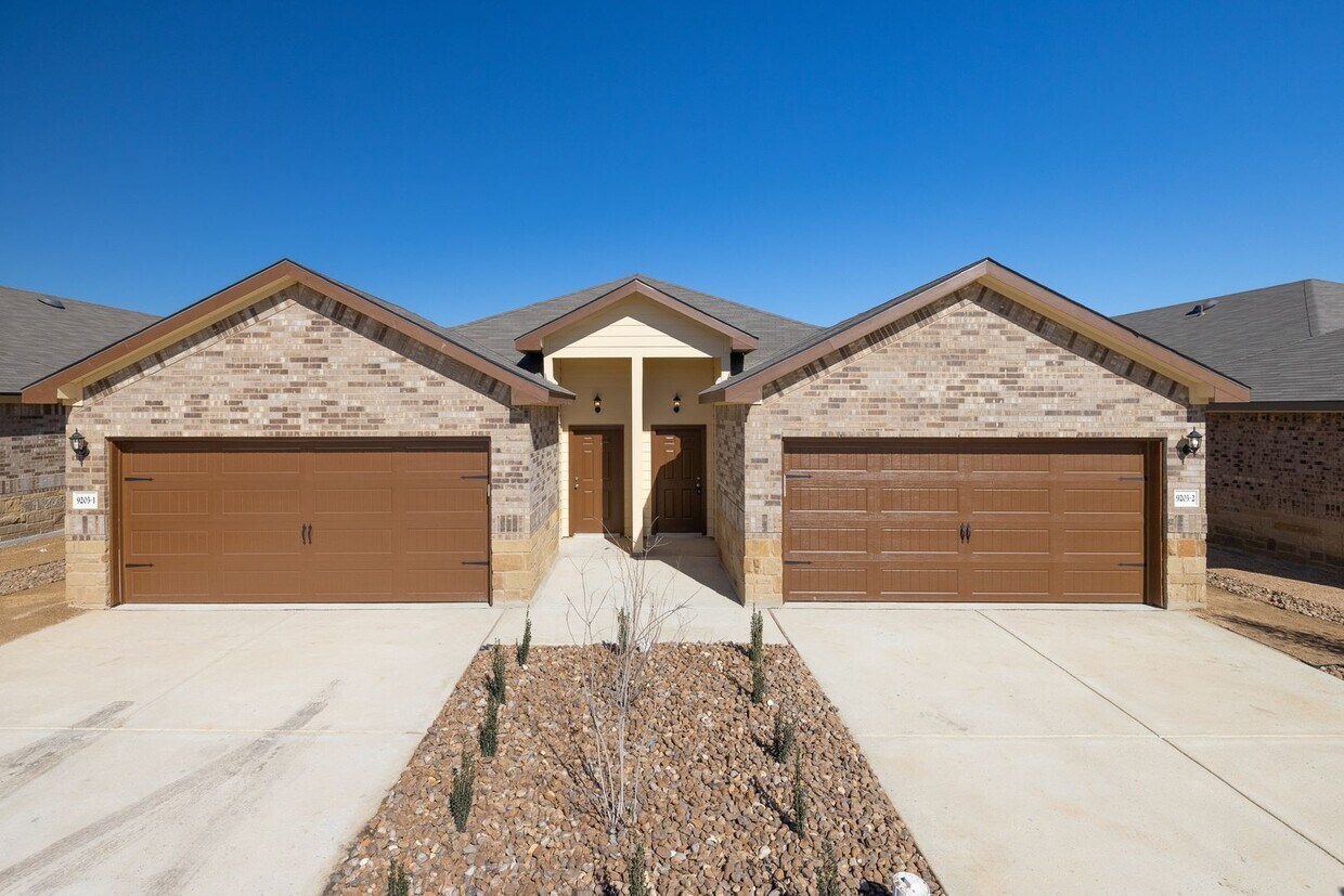 Primary Photo - GORGEOUS 3 BEDROOM DUPLEX LOCATED IN CONVE...