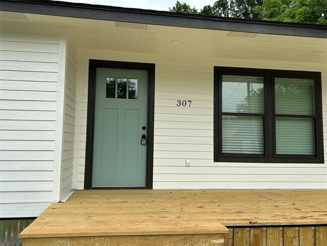 Building Photo - 307 Lois Wright Cir