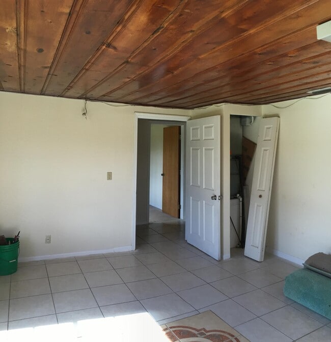Building Photo - 3302 Meadow Ln