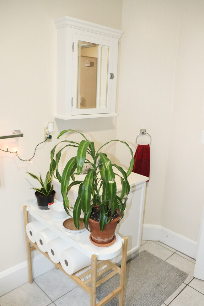 Building Photo - 46 River St