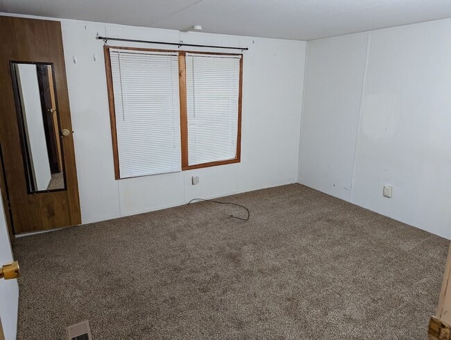 Building Photo - 3 bedroom 2 bath Orchards house with SHOP!