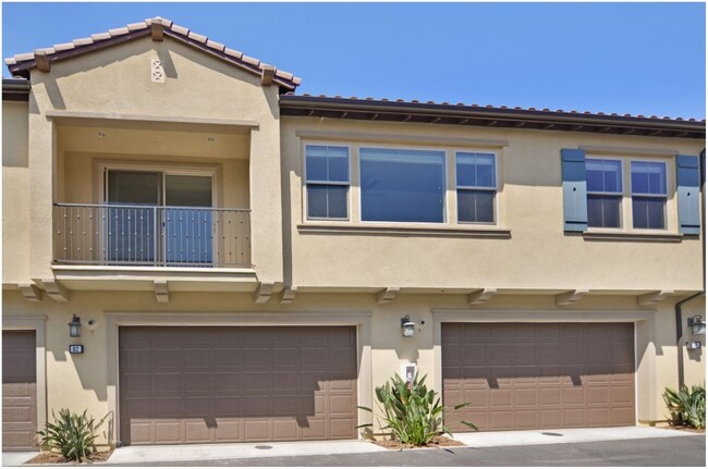 Foto del edificio - SPECTACULAR LAKE FOREST BAKER RANCH TOWNHO...