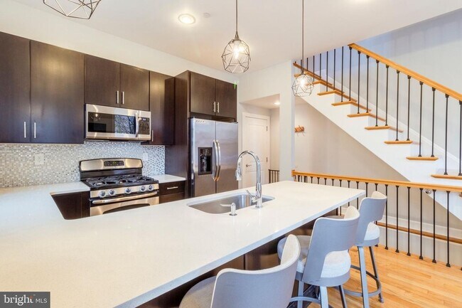 Building Photo - Three Bedroom Graduate Hospital Apartment