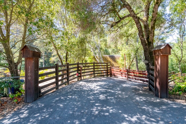 Building Photo - 1200 Mountain Home Rd