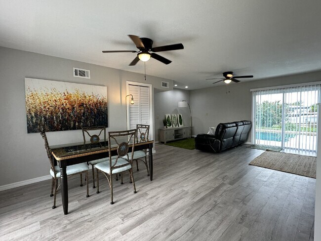 Foto del edificio - "Elegant 3-Bed Waterfront pool Home"