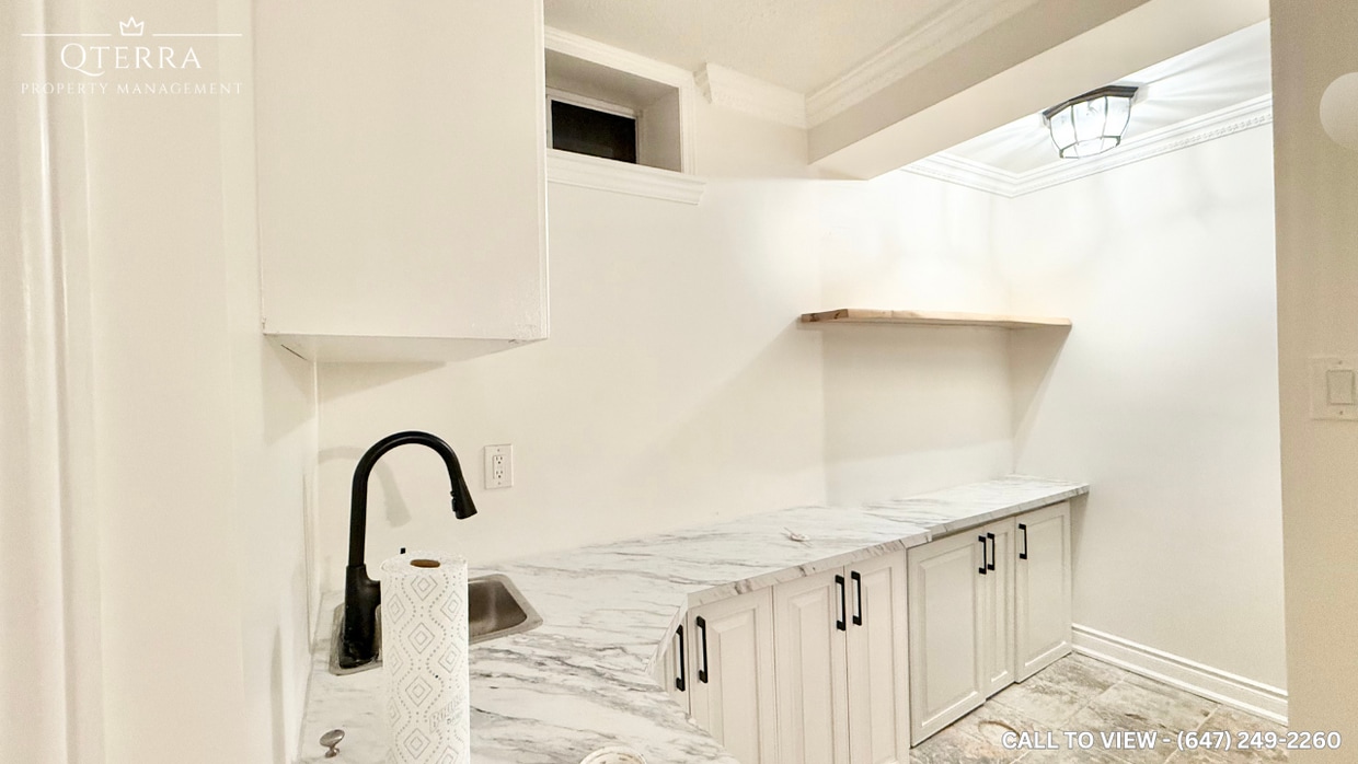 Building Photo - 1059 Lakeshore Rd E