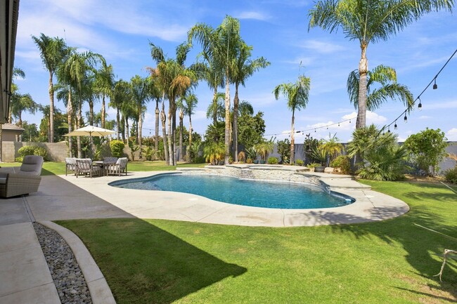 Building Photo - 14728 Redwood Springs Dr