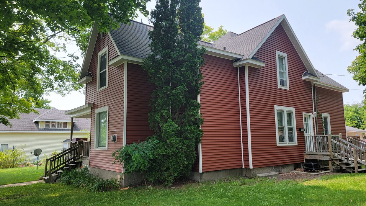 433 E Bremer St, Cadillac, MI 49601 Townhome Rentals in Cadillac MI