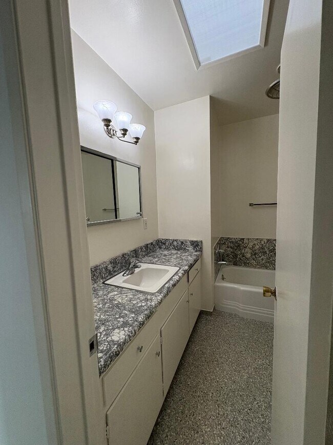 baño con bañera - 950 S Sierra Bonita Ave