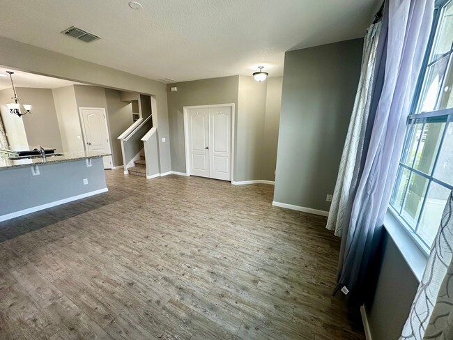 Building Photo - Beautifully updated home with loft and com...