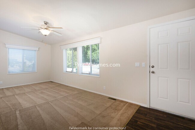 Building Photo - Prime Clackamas Location – 2BR PRICE REDUC...