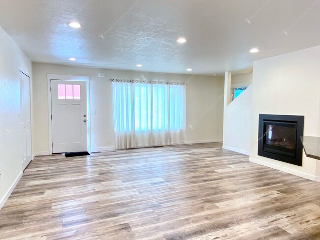 Building Photo - Spacious Duplex with Ultimate Privacy & Th...