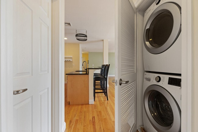 Building Photo - 270 Cedar St