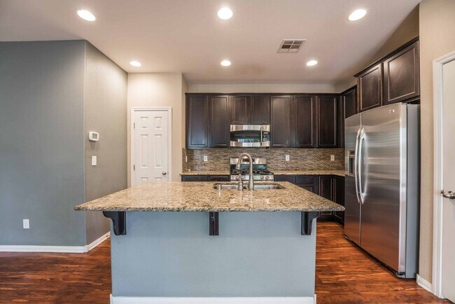 Foto del edificio - Stylish 3-Bedroom Home with Loft & Upgraded Kitchen!