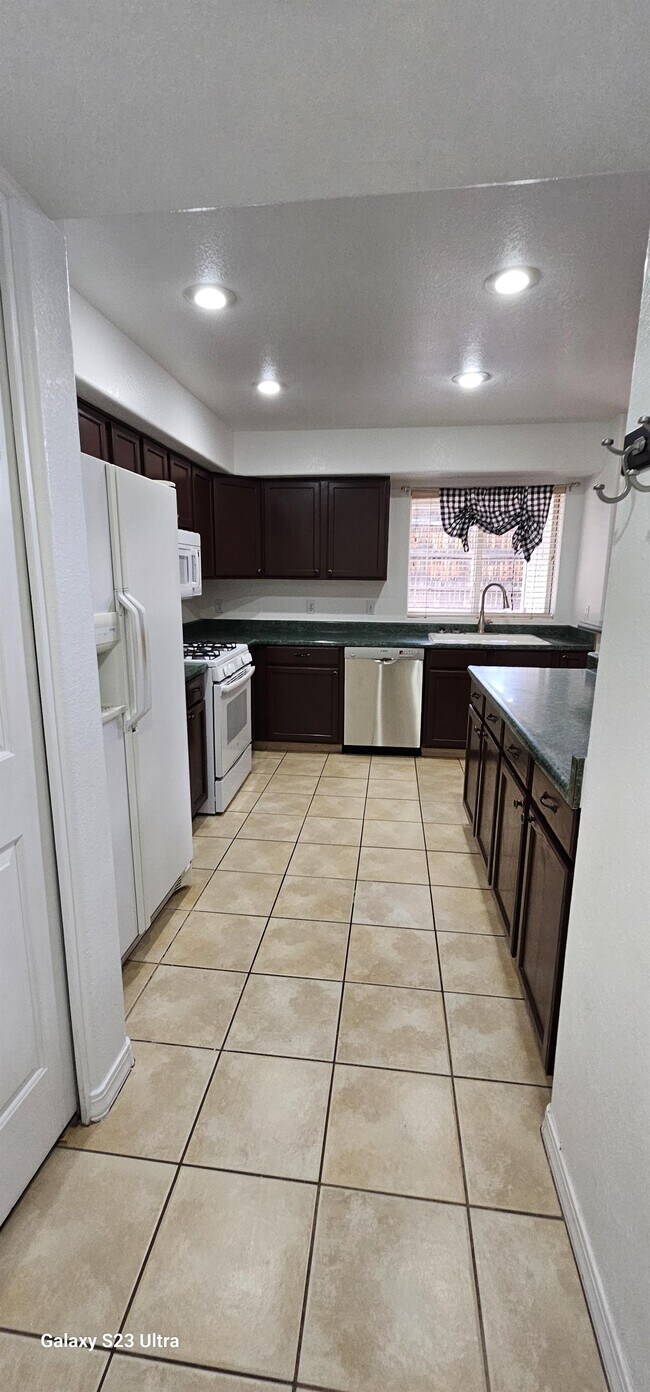 Building Photo - 2184 S Linmar Ct
