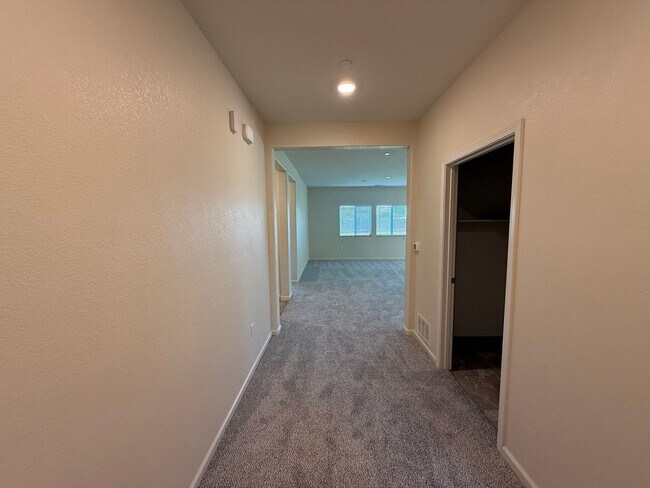 Foto del edificio - Single story home in with large backyard!