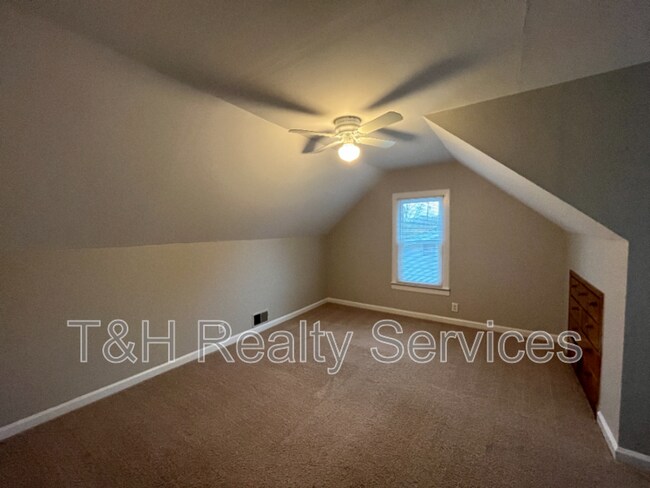 Foto del edificio - 2121 Gerrard Ave