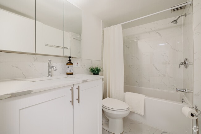 390 Boul De La Cote Vertu — photo 2