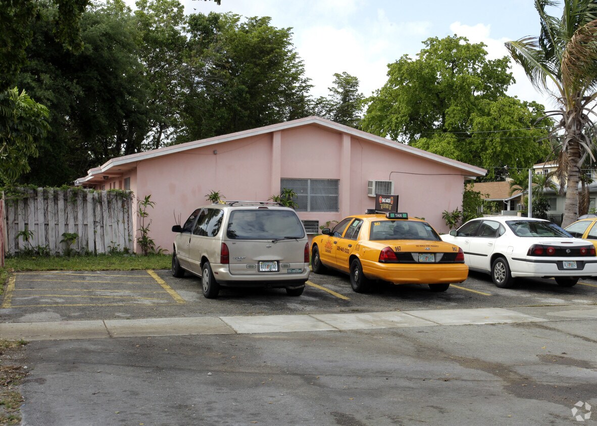 Foto del edificio - 12735-12739 NE 13th Ave