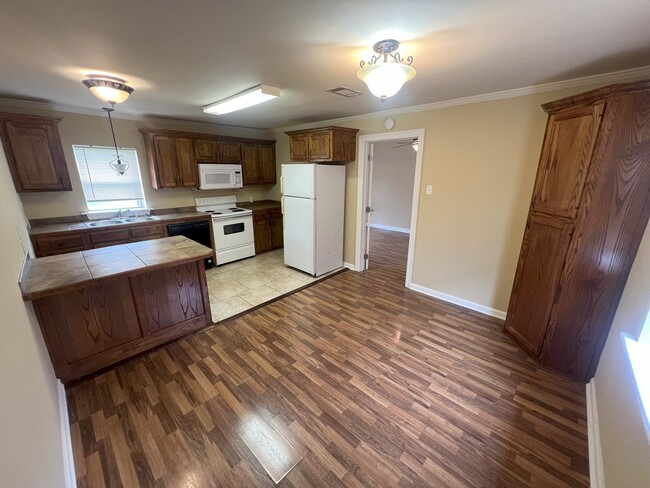Foto del edificio - 3 bedroom, 1 bathroom home located in Port...