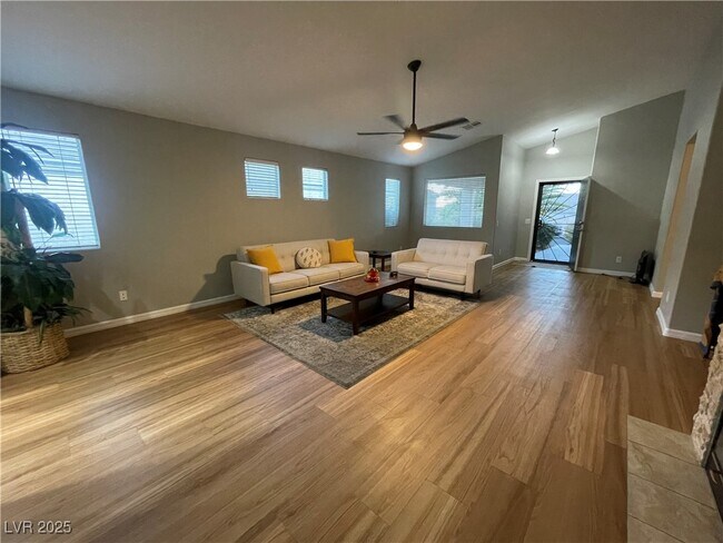 Foto del edificio - 10270 Spider Rock Ave