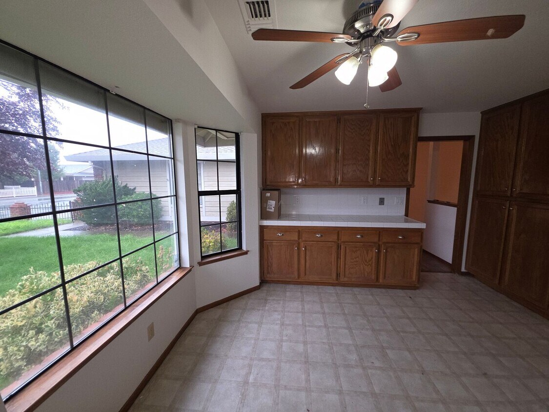 Foto principal - Charming Single-Story Home in Lincoln - Av...