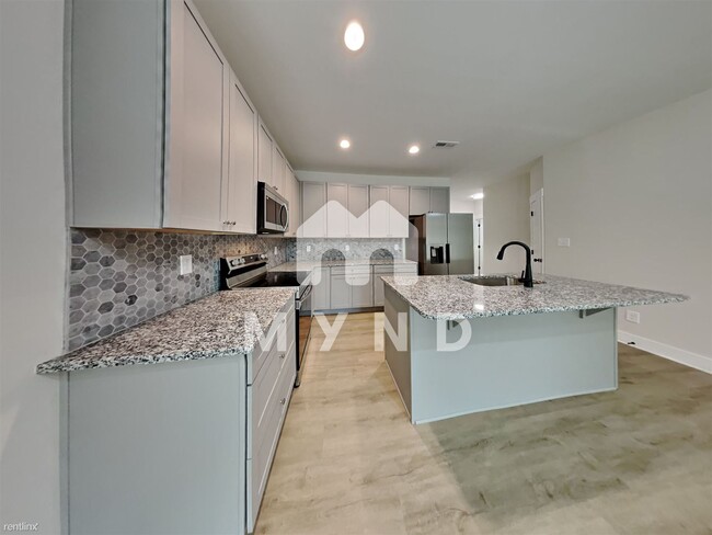Building Photo - 3 br, 2 bath House - 907 East St