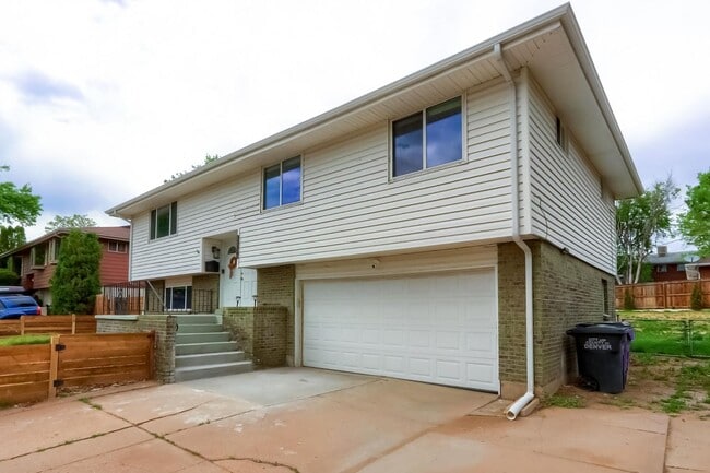 Building Photo - 4 BED 3 BATH HOUSE NEAR CREAK PARK!!!