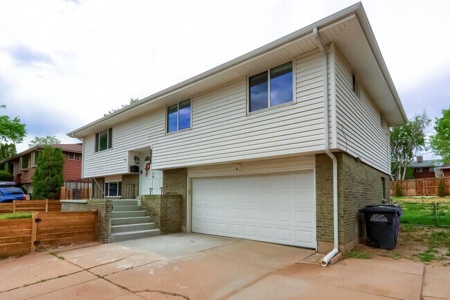 Foto del edificio - 4 BED 3 BATH HOUSE NEAR CREAK PARK!!!