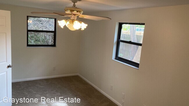 Building Photo - 3 br, 2 bath House - 5532 Pine Circle NE