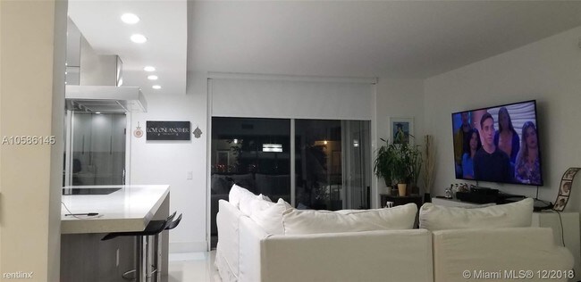 Foto del edificio - 2 br, 2 bath  - 7601 Byron Ave